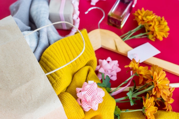 Pacchetto artigianale di carta con acquisti di donne - vestiti, regali, profumi, fiori