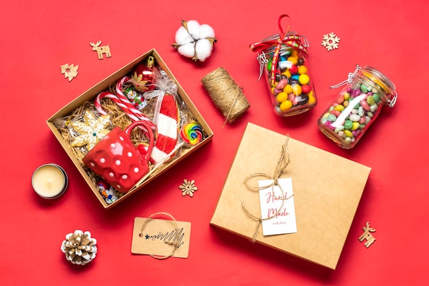 Pacchetto di cura fatto a mano, confezione regalo stagionale con caramelle, pan di zenzero, decorazioni natalizie Cesto ecologico personalizzato per famiglia, amici, ragazza per il Ringraziamento, Natale, madri, festa del papà Disposizione piana