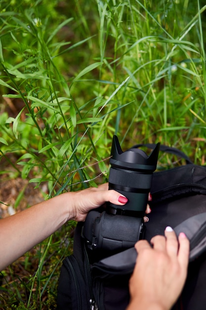 Pacchetto donna fotografo o tira fuori il suo zaino per fotocamera