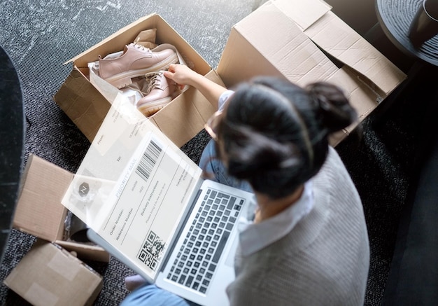 Pacchetto shopping online e donna su laptop codice QR e-commerce e scarpe al dettaglio per servizi logistici Schermo del computer Fintech e persona con notifica di consegna della scatola di moda o ricevuta digitale