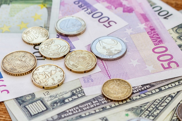 Pacco di dollari americani ed euro banconote e monete finiscono la fine di valuta di economia di economia sul fuoco selettivo