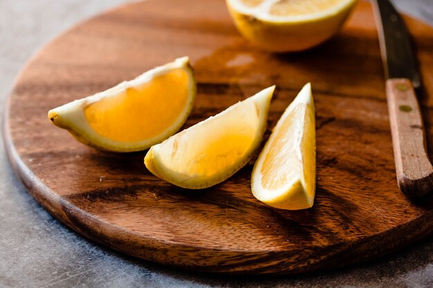 Pace di limone su tavola di legno