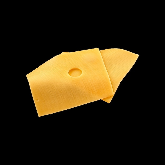 Paci di formaggio giallo che volano su un nero