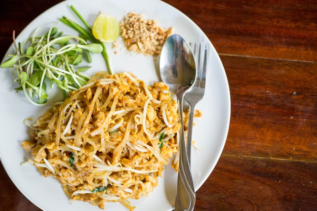 Pad Thai cibo sul tavolo di legno.