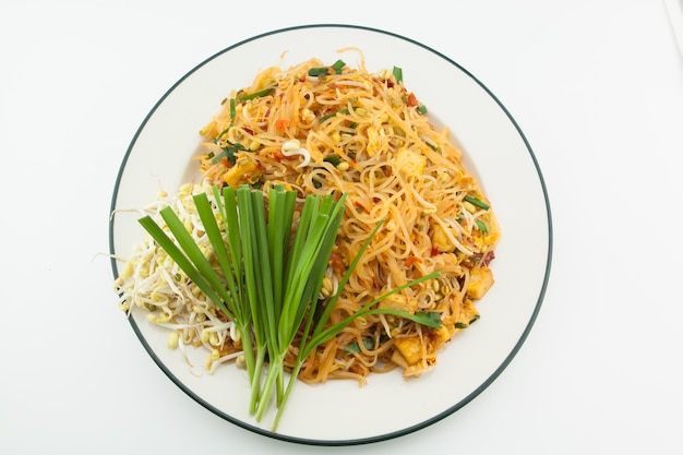 Pad Thai isolato su bianco, cibo tailandese.