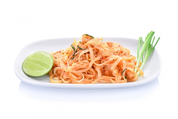 Pad thai isolato su sfondo bianco