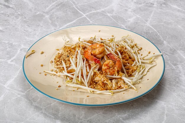 Pad thai noodle con fagioli gamberetti e uova