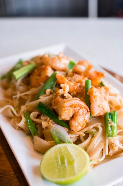 Pad thai saltati gamberetti noodles pasta cucina asiatica