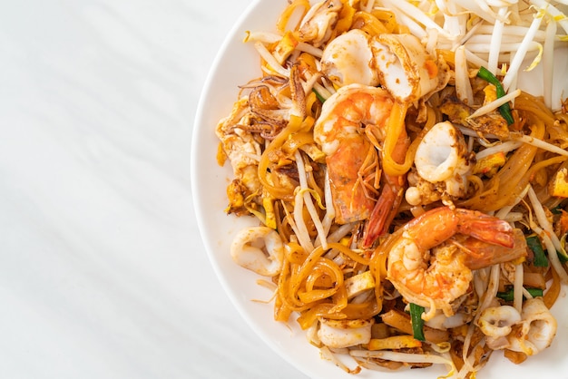 Pad Thai Seafood - Tagliatelle saltate in padella con gamberi, calamari o polpo e tofu in stile tailandese