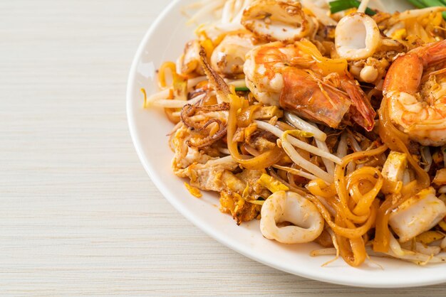 Pad Thai Seafood - Tagliatelle saltate in padella con gamberi, calamari o polpo e tofu in stile tailandese