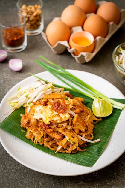 Pad Thai - spaghetti di riso saltati in padella con gamberi essiccati al sale e tofu