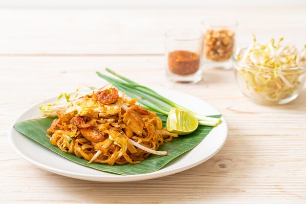 Pad Thai - spaghetti di riso saltati in padella con gamberi essiccati al sale e tofu