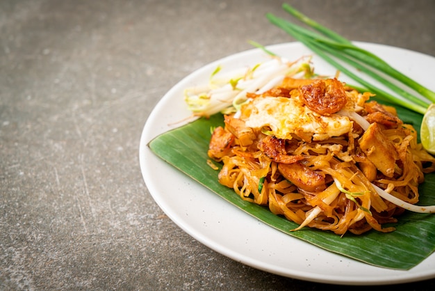 Pad Thai - spaghetti di riso saltati in padella con gamberi essiccati al sale e tofu