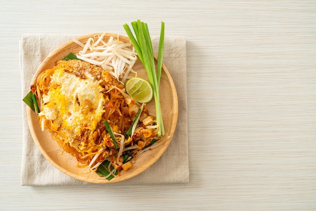 Pad Thai - spaghetti saltati in padella in stile tailandese con uovo - stile asiatico