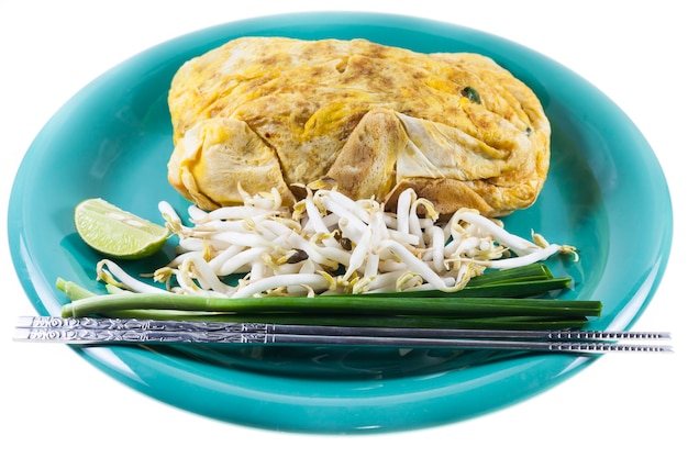 Pad thai, tagliatelle saltate in padella con cibo tailandese con gamberetti. Avvolgere le uova sulla piastra bianca