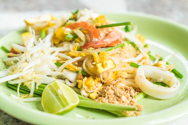 Pad thai, tagliatelle saltate in padella in stile thailandese