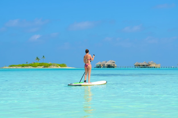 paddle board all&#39;isola delle Maldive