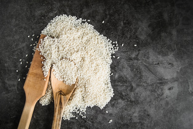 Paddle da cucina in legno e cucchiaio con riso bianco