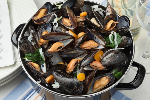 Padella con cozze cotte fresche