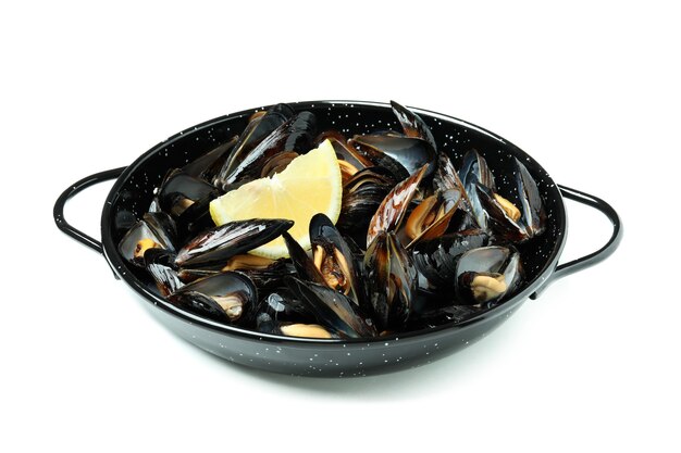 Padella con cozze fresche isolate su sfondo bianco