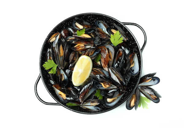 Padella con cozze fresche isolate su sfondo bianco