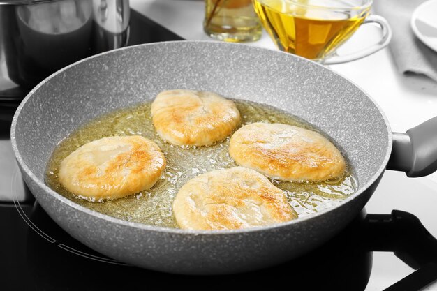 Padella con deliziose frittelle in cucina