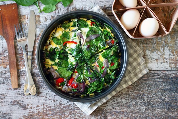 Padella con frittata di spinaci.