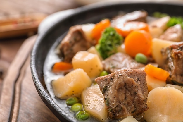 Padella con il primo piano di carne e patate in umido