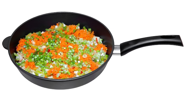 Padella con le verdure tagliate, è isolato su uno sfondo bianco.