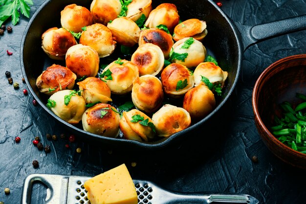 Padella con pelmeni saporiti arrostiti.Gnocchi fritti