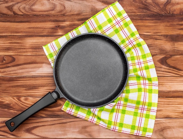 Padella con strofinaccio da cucina sul tavolo di legno Vista dall'alto