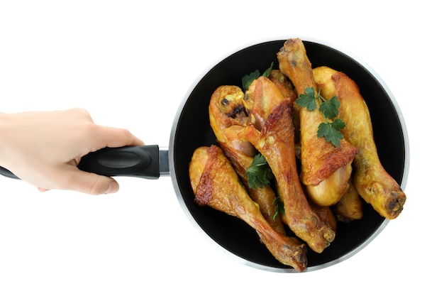 Padella di cosce di pollo arrosto isolati su sfondo bianco