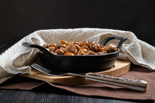 Padella in ghisa con champignon fritto