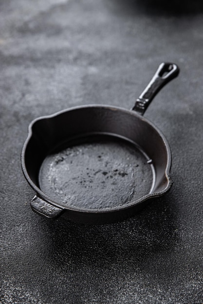 padella in ghisa cucina attrezzatura da cucina padella sul tavolo sfondo scuro copia spazio cibo