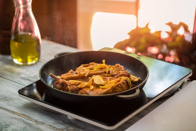 Padella nera con carne.