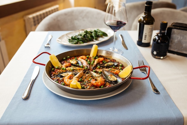 Padella per paella di pesce spagnolo con cozze e gamberetti