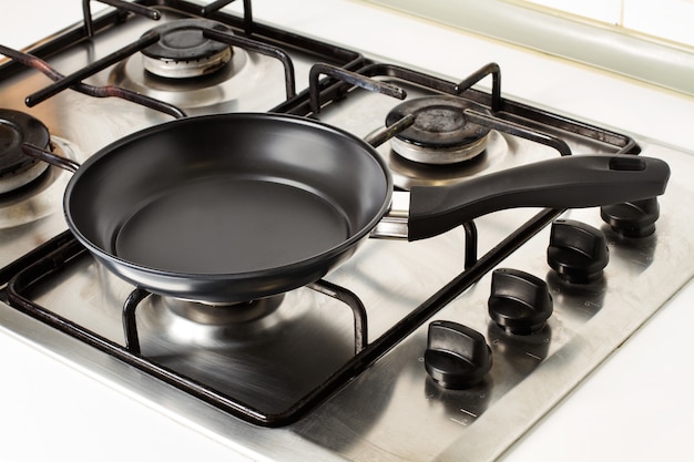 Padella su una cucina a gas in una vista ravvicinata
