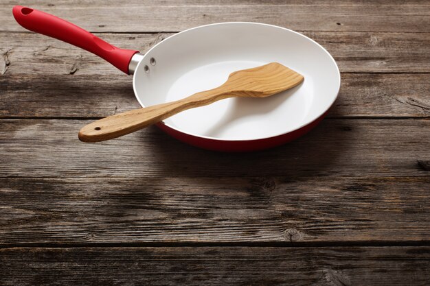 Padella sulla vecchia tavola di legno