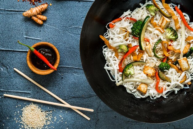 Padella tradizionale tailandese con spaghetti di riso