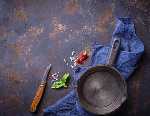 Padella vuota in ghisa con erbe e spezie