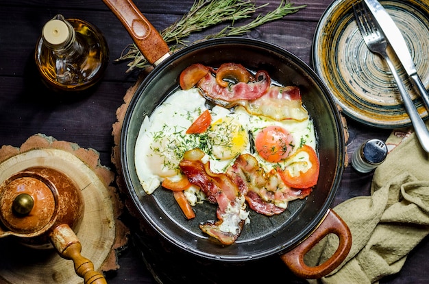 Padelle di ferro e uova di pancetta