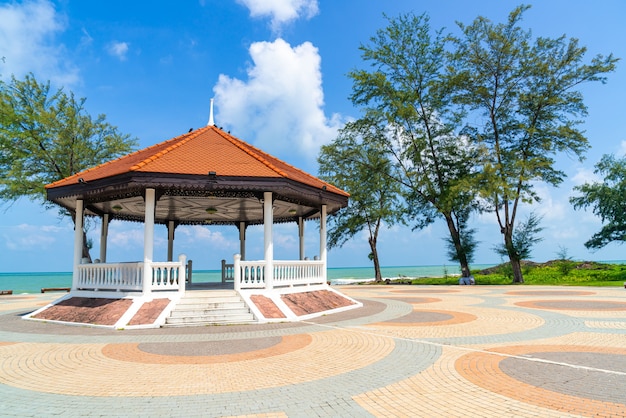 padiglione con sfondo spiaggia del mare a Songkla, Thailandia