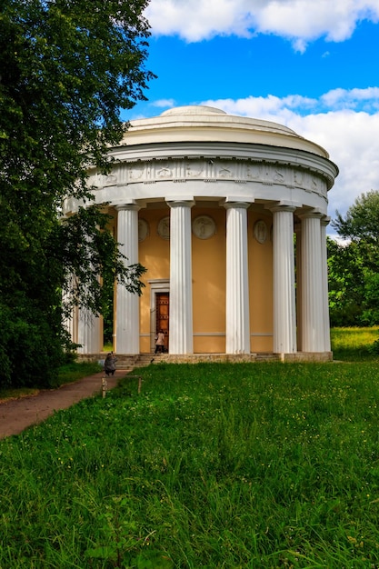 Padiglione del tempio dell'amicizia nel parco di Pavlovsk Russia