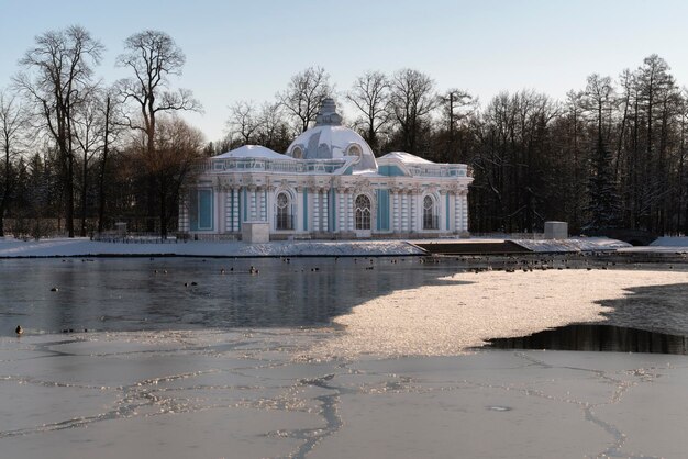 Padiglione della grotta nel parco di Caterina di Carskoe Selo in una giornata invernale Pushkin San Pietroburgo Russia