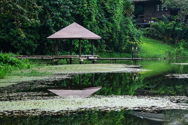 Padiglione in legno con lago nella cascata di Krating a Chantaburi Thailand