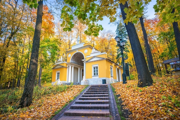 Padiglione Milovida nel parco Tsaritsyno a Mosca tra alberi d'oro autunnali