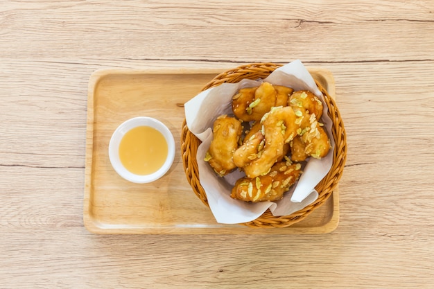 Padnoongo con sesamo bianco e riso in una ciotola e latte condensato