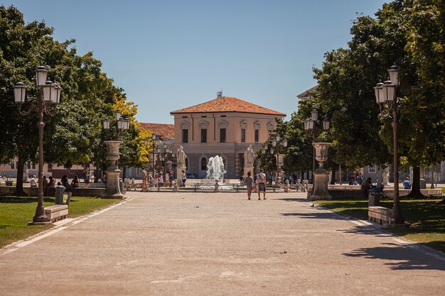 PADOVA, ITALIA 17 LUGLIO 2020: Prato della Valle, una famosa piazza della città di Padova in Italia