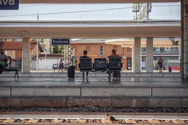 PADOVA, ITALIA 17 LUGLIO 2020: Stazione ferroviaria di Padova con persone