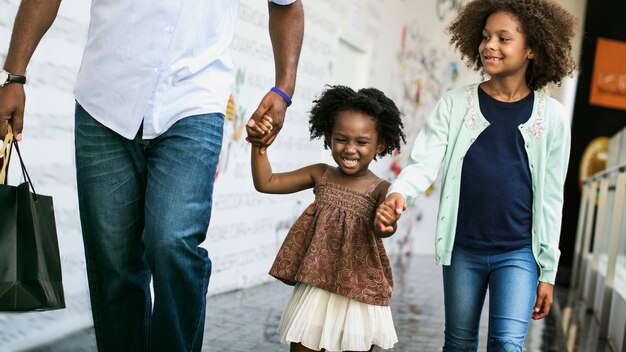 Padre africano con i suoi figli